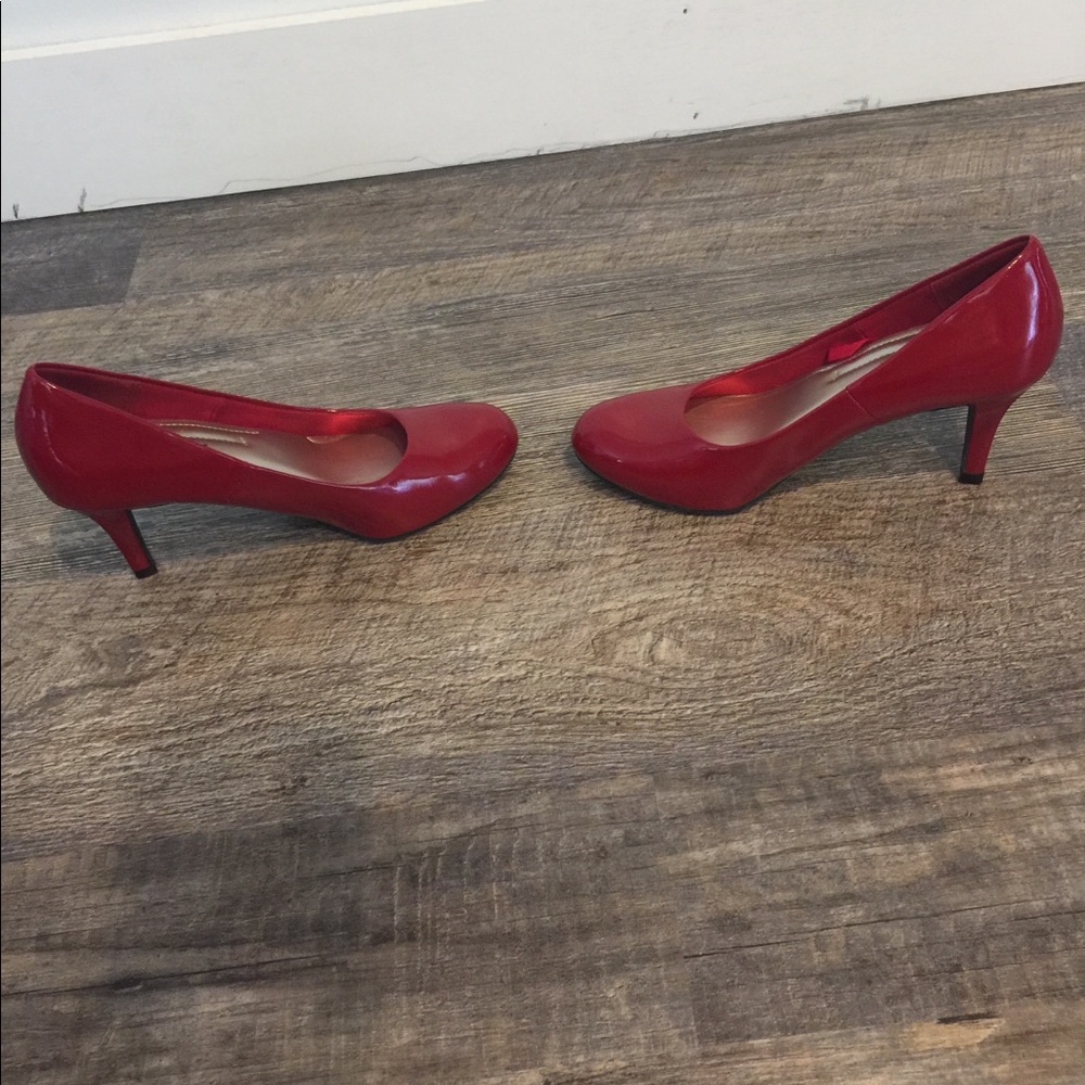 Red pumps. - Picture 3 of 5